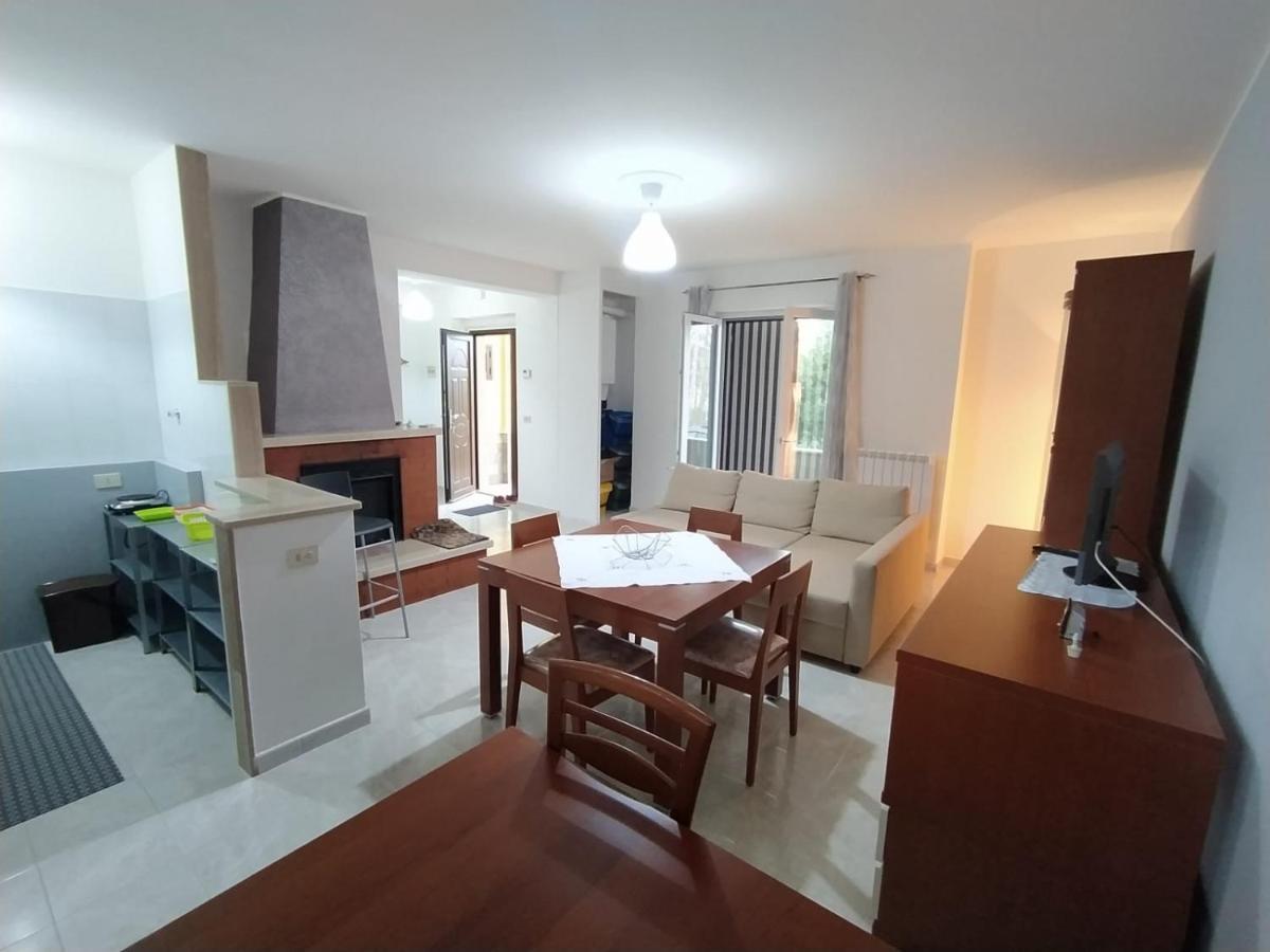 Casa Degli Ulivi Con Parcheggio Privato Apartment Muro Lucano Bagian luar foto